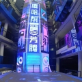 河南郑州嘻哈帮综合体中庭采用透明屏和地砖屏相互配合的设计，能够相得益彰