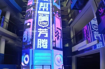 河南郑州嘻哈帮综合体中庭采用透明屏和地砖屏相互配合的设计，能够相得益彰