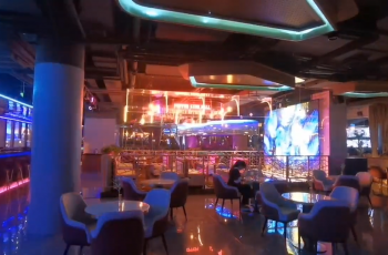 海南音乐餐吧装上了LED透明显示屏