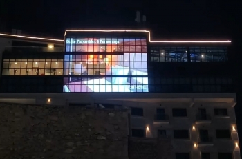 中国智造点亮撒哈拉之眼-P16晶膜屏玻璃幕墙