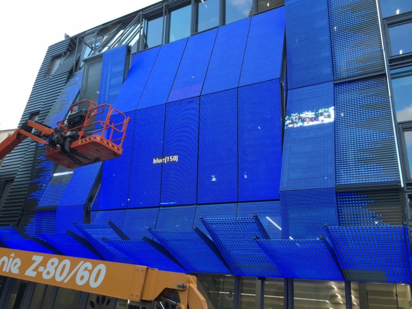 法国商场外墙LED玻璃幕墙效果展示
 