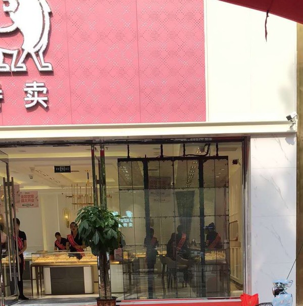 LED透明屏助力金匠世家珠宝店靓爆全场