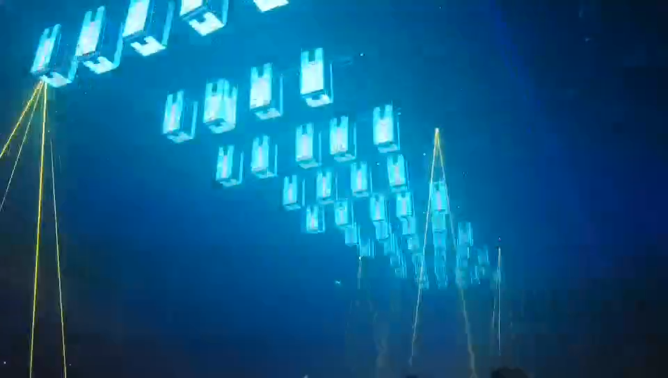 深圳沙井一酒吧采用LED透明屏组成的立方体装饰